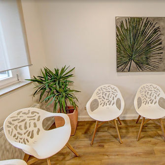 Freundlicher Wartebereich der Zahnarztpraxis